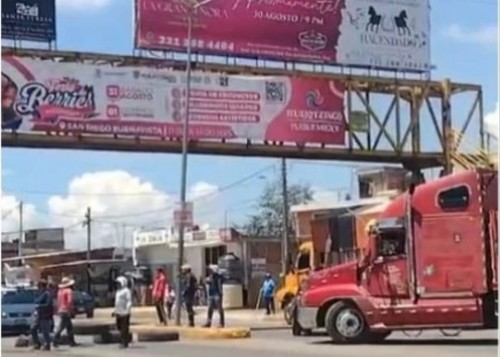 Habitantes de San Diego Cuachayotla exigen liberación de Ruperto Roldán Oriz, cierran carretera Cholula-Huejotzingo