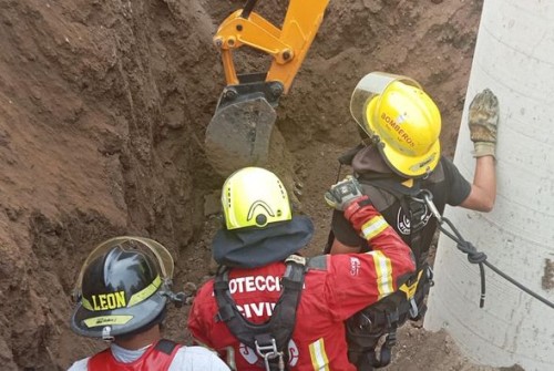 Culminan labores de rescate de cuerpos de dos hombres que trabajaban en obra de intersección Periférico Ecológico y Vía Atlixcáyotl 