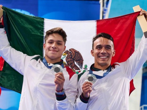 Osmar Olvera y Juan Celaya ganan medalla de plata en clavados de trampolín sincronizado 