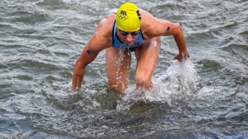 Triatleta belga se enferma tras nadar en el río Sena