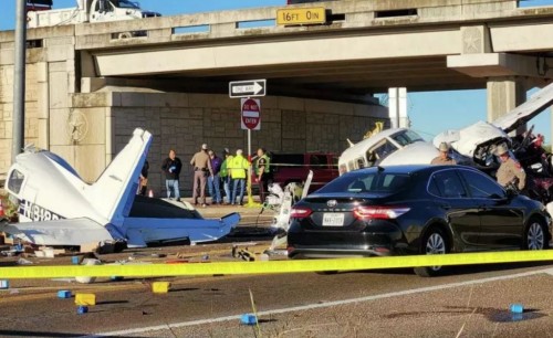 Avioneta se estrella contra tres vehículos en Texas: Cuatro heridos