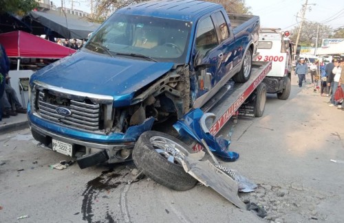 Tragedia en Monterrey: camioneta embiste a clientes en mercado Y Griega