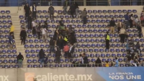 Se desencadena pelea entre aficionados del Puebla y Pachuca