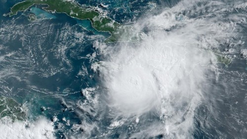 “Beryl” toca tierra en Jamaica 