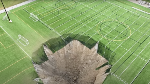 Socavón se traga parte de una cancha de fútbol en EU