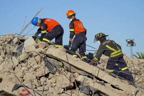 Rescatan con vida a persona que se encontraba en los escombros de un edificio que colapso en Sudáfrica 