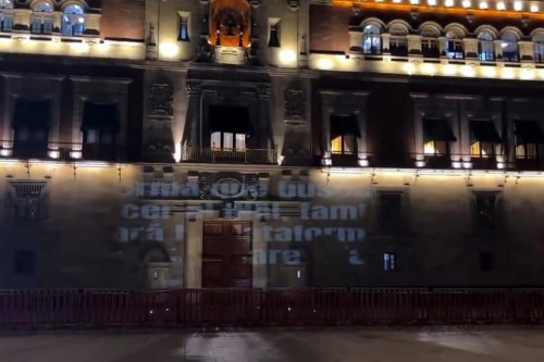 Funcionarios impiden protesta en defensa de la transparencia en el Zócalo