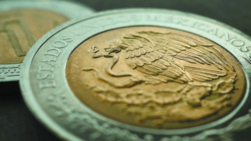 El peso mexicano pierde valor frente al dólar por tercera jornada consecutiva