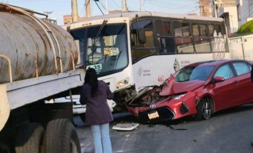 Choque entre unidad de RUTA y auto en 11 Norte, Puebla: tráfico y daños