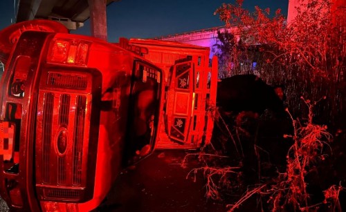 Volcadura en la México-Puebla deja dos heridos y bovinos regados en la vía