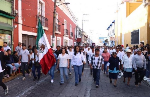 Ariadna Ayala lidera el desfile del 20 de noviembre en Atlixco