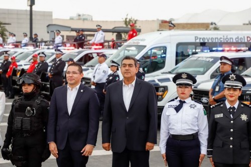 Gobernador entrega patrullas, uniformes y reconoce a policías de Puebla