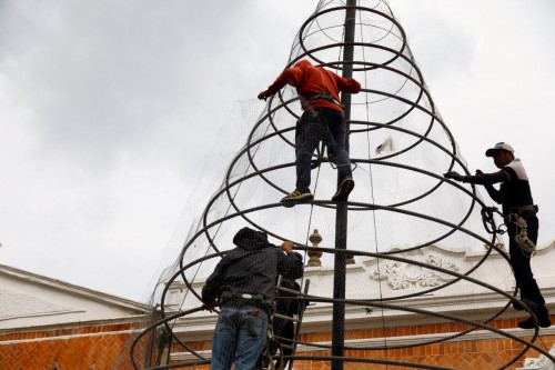 Tlaxcala ilumina su corazón: el árbol monumental de Navidad ya toma forma