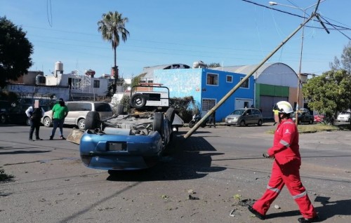 Volcadura en la colonia Héroes de Puebla deja sin luz a varios hogares