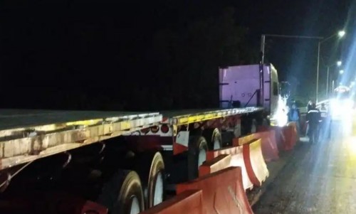 Chofer de tráiler se impacta en puente sobre el río Sinaloa; daños materiales