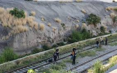 Hallan cuerpo en costal junto a vías del tren en Tlaquepaque