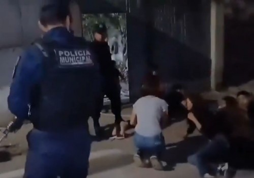 Policías de Palmar de Bravo son acusados de abuso y extorsión a migrantes árabes