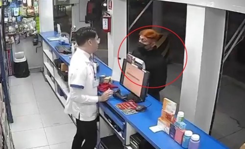 Ladrón solitario atraca farmacia en segundos; policía tarda 30 minutos en llegar