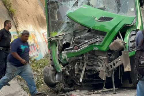 Accidente en la carretera México-Querétaro deja 8 heridos tras choque de camión de pasajeros