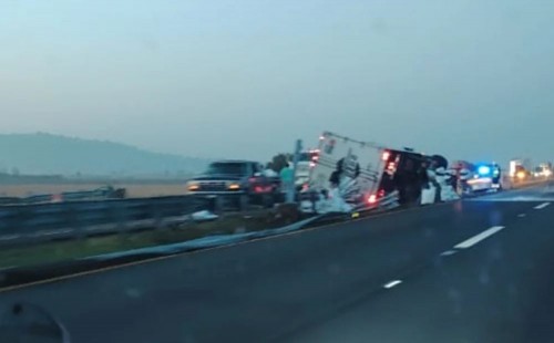 Accidente en la autopista México-Tulancingo: tráiler volcado y rapiña