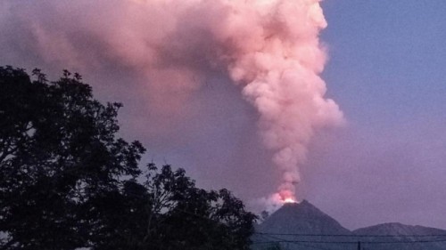 Erupción del volcán Lewotobi Laki Laki en Indonesia provoca evacuación masiva y medidas de reubicación 