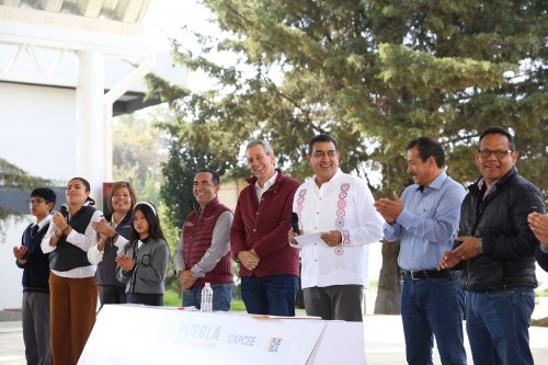 Gobernador inaugura techados escolares en San Miguel Canoa para mejorar educación