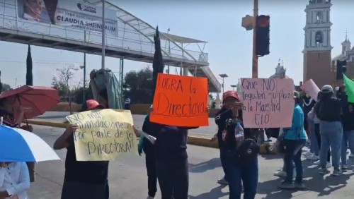 Padres de familia logran destitución de directora tras protesta en Puebla