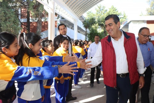 Puebla fortalece infraestructura escolar con techados para proteger a estudiantes