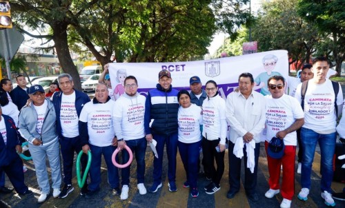 Jubilados de Tlaxcala participan en caminata por el bienestar físico