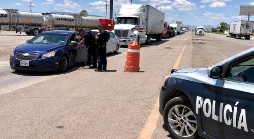 Aseguran tráiler con 150 migrantes en la carretera Chihuahua-Ciudad Juárez