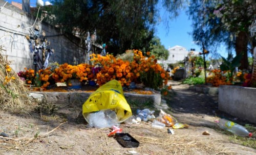 Vecinos denuncian abandono de panteones en Tezoquipan y Panotla tras Día de Muertos