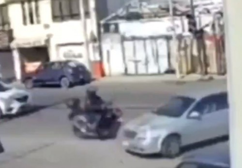 Motociclista de la policía herido en choque: ¿Quién es el culpable?