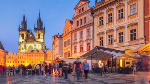 Praga prohíbe recorridos nocturnos de bares para combatir el turismo excesivo