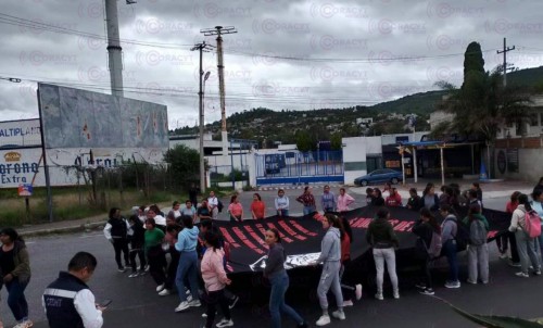 Normalistas marchan en la capital del estado