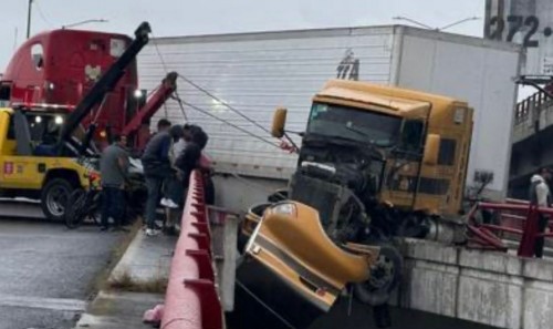 Tráiler queda a punto de caer en Tlalnepantla: caos vial y cierre de avenidas