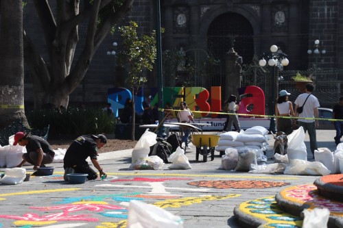 Comienza la creación de la alfombra monumental en el Zócalo de Puebla por Día de Muertos