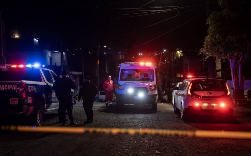 Dos hombres baleados mientras arreglaban un auto en Valle de Chalco: uno fallece en el lugar