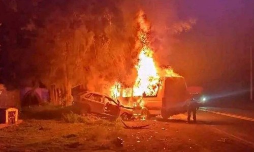 Impactante choque en carretera México-Cuautla deja dos vehículos calcinados