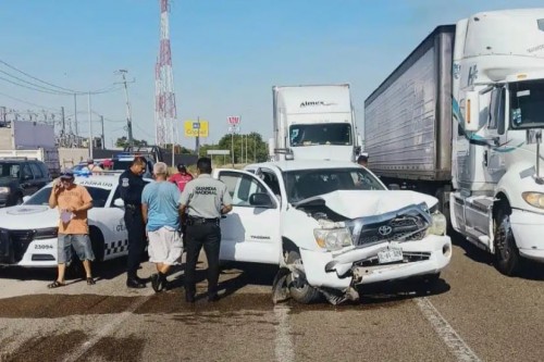 Accidente en Guasave: Choque entre tractocamión y camioneta genera caos