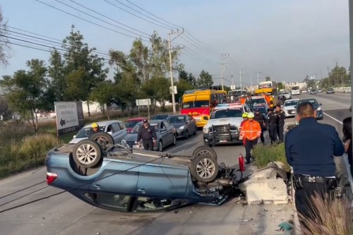 Auto vuelca en Periférico Ecológico: caos vial hacia Amozoc este 25 de octubre