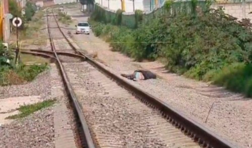 Hallan cuerpo de hombre con golpe en la cabeza junto a vías del tren en Puebla