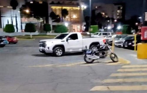 Hombre muere en ataque armado en estacionamiento de supermercado en Puebla