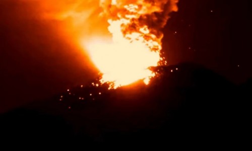 Explosión del Popocatépetl emite fragmentos y ceniza hacia Puebla y Tlaxcala