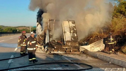 Incendio de tráiler en libramiento Mazatlán paraliza tráfico y alarma