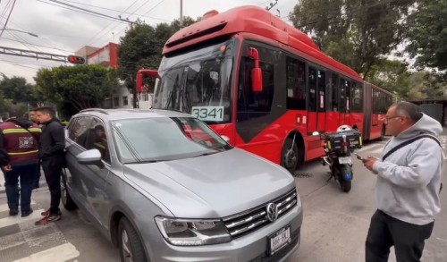 Choque entre Metrobús y camioneta en Eje 4 Xola deja 12 heridos en CDMX