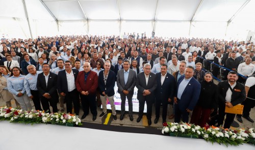 El gobernador Sergio Salomón apoya a maestros en evento del SNTE