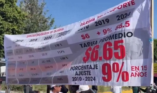 Manifestación cierra la Vía Atlixcáyotl; transportistas exigen aumento