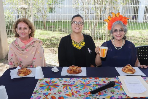 Desayuno en conmemoración del Día de Muertos para adultos mayores en Casa del Abue Cholula