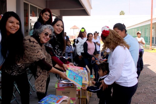 Tonantzin Fernández entrega libros a CAIC´s 