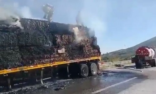 Tráiler incendiado cierra el macrolibramiento de Guadalajara